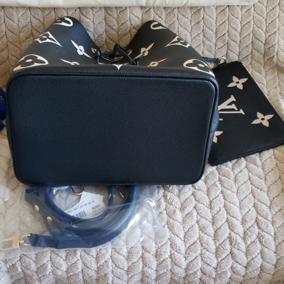 Louis Vuitton NeoNoe Giant Flower Monogram Black Creme Empreinte  Bi-Color Bag - Picture 5 of 17